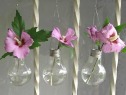 Vasos de flores feitos com lâmpadas recicladas